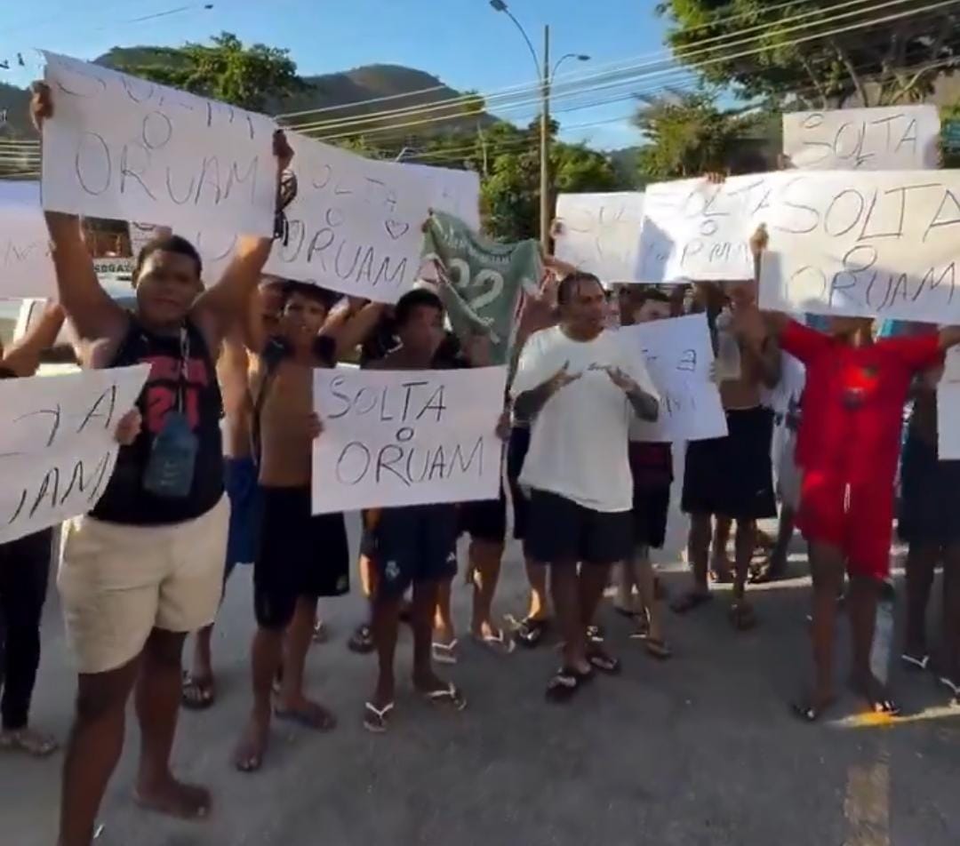 Imagem - Fãs de Oruam realizam protesto em frente à delegacia pedindo a liberdade do rapper