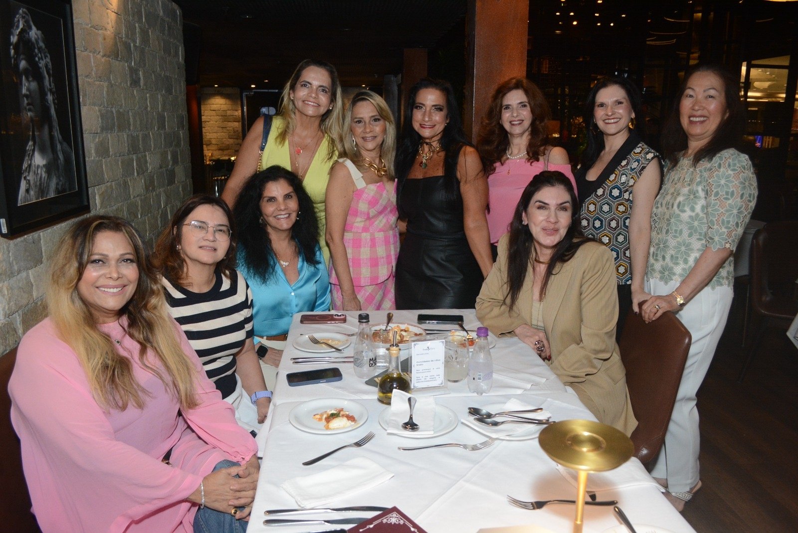 Lilica rodeada pelas amigas, Katia Sadeck, Cristiane Salomão, Zarra Assef, Tânia Tavernard, Gilvana Gonçalves, Patrícia Pinheiro, Claudia Miralha, Joelma Houat e Elza Bastos. 