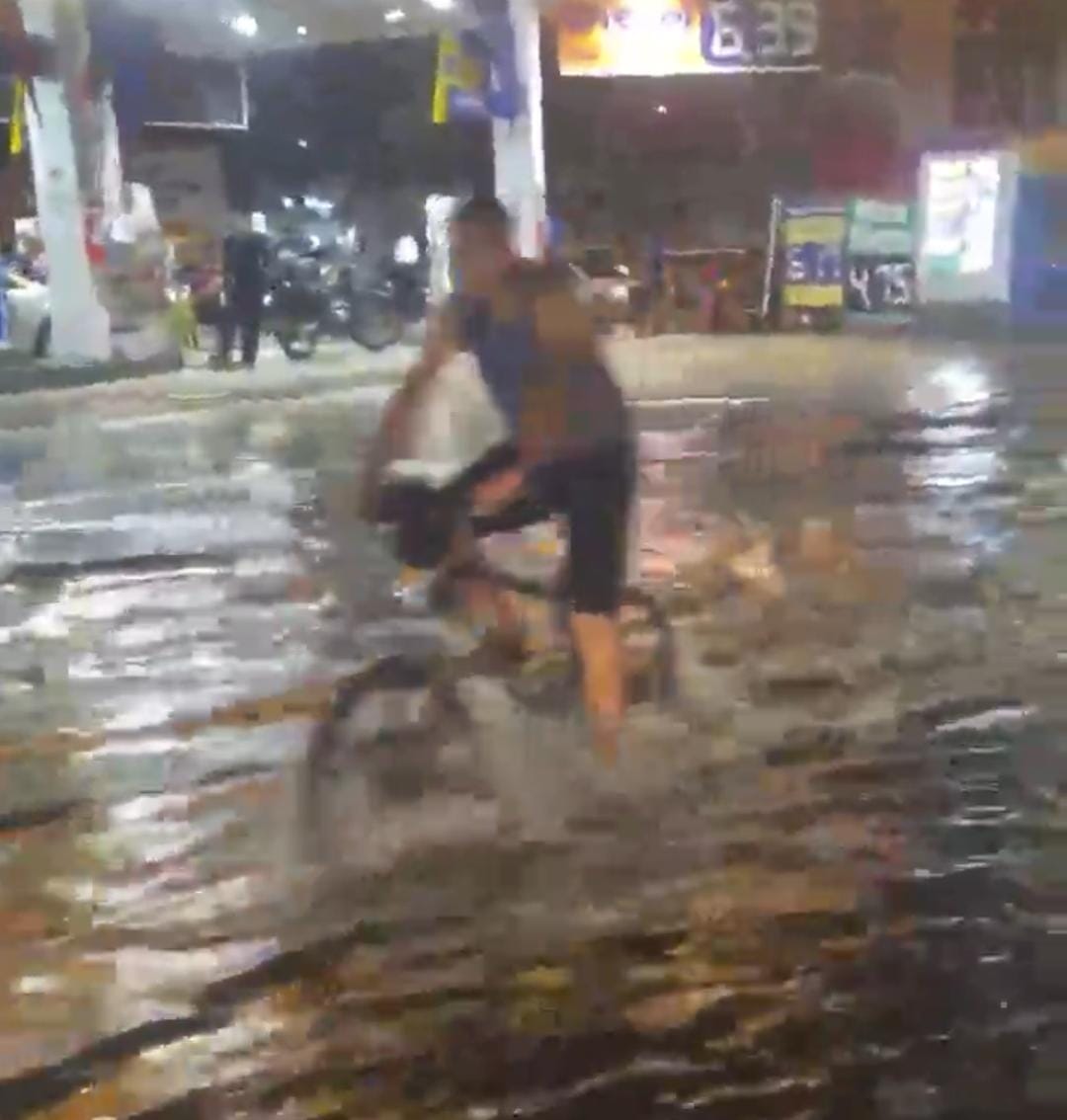 Trecho alagado no bairro da Cremação.