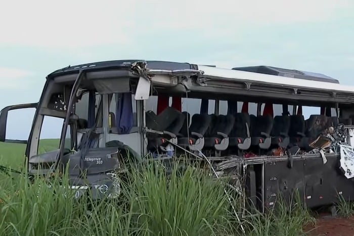 Acidente envolve ônibus universitário e um caminhão.