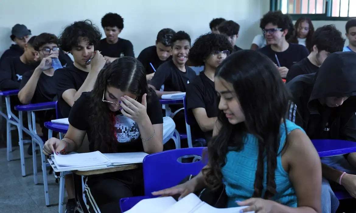 Estudantes que concluíram o terceiro ano em 2024 poderão sacar o valor