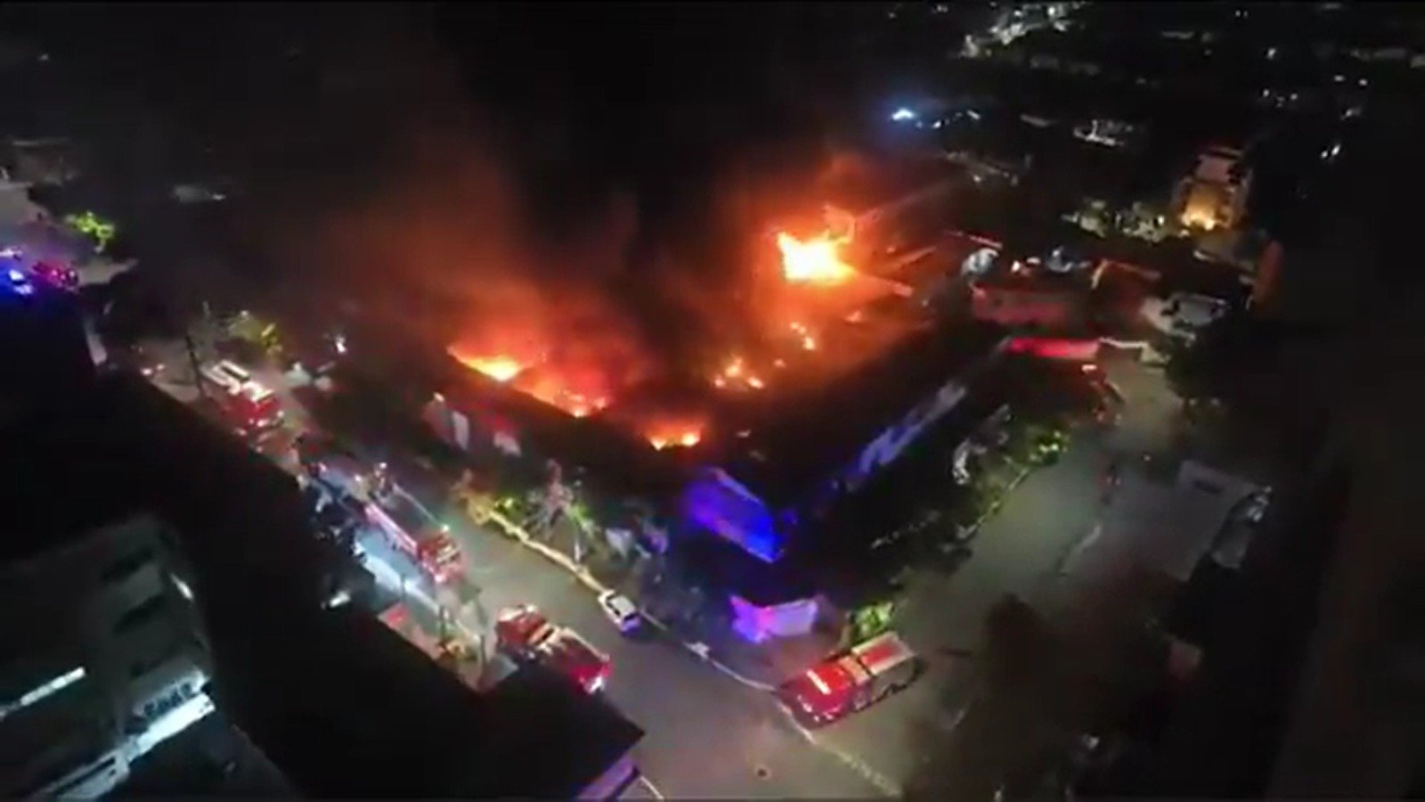 Um incêndio de grandes proporções atingiu uma fábrica de isolantes térmicos, no bairro Jabaquara, Zona Sul de São Paulo. 