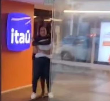 Imagem - Refém em banco no Leblon: mulher é liberta e assaltante baleado; assista