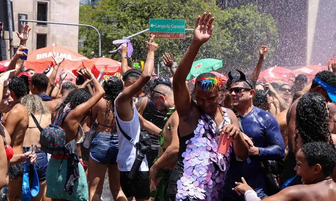 Blocos de rua gratuitos são atração preferida de quem curte carnaval