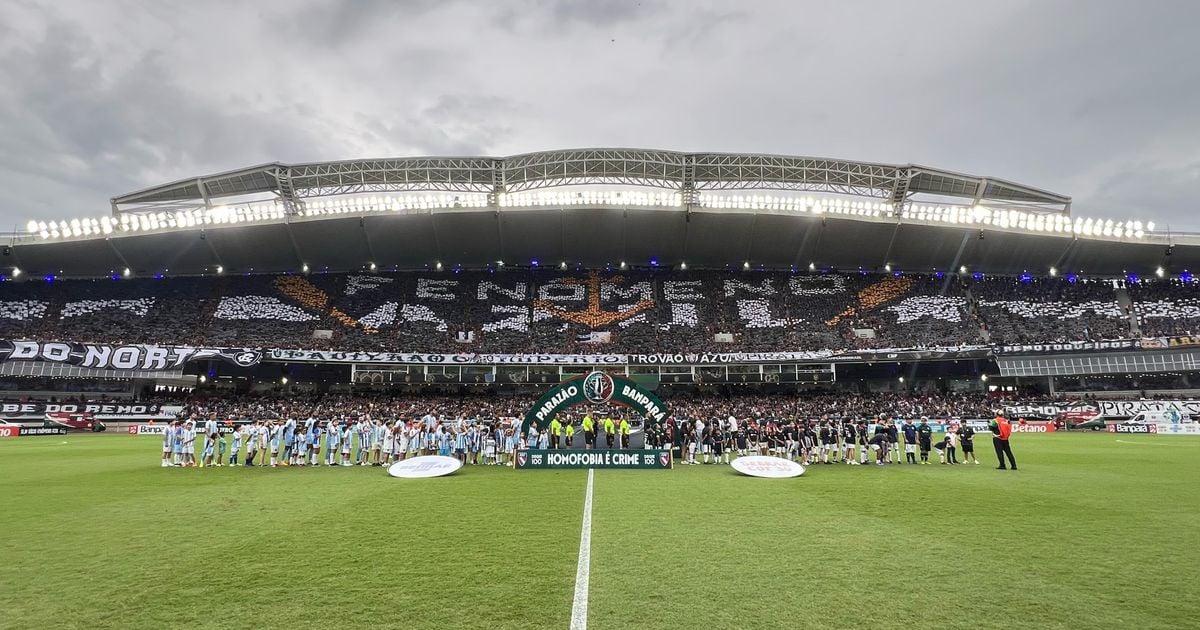 Times perfilados para iniciar a partida no Mangueirão -