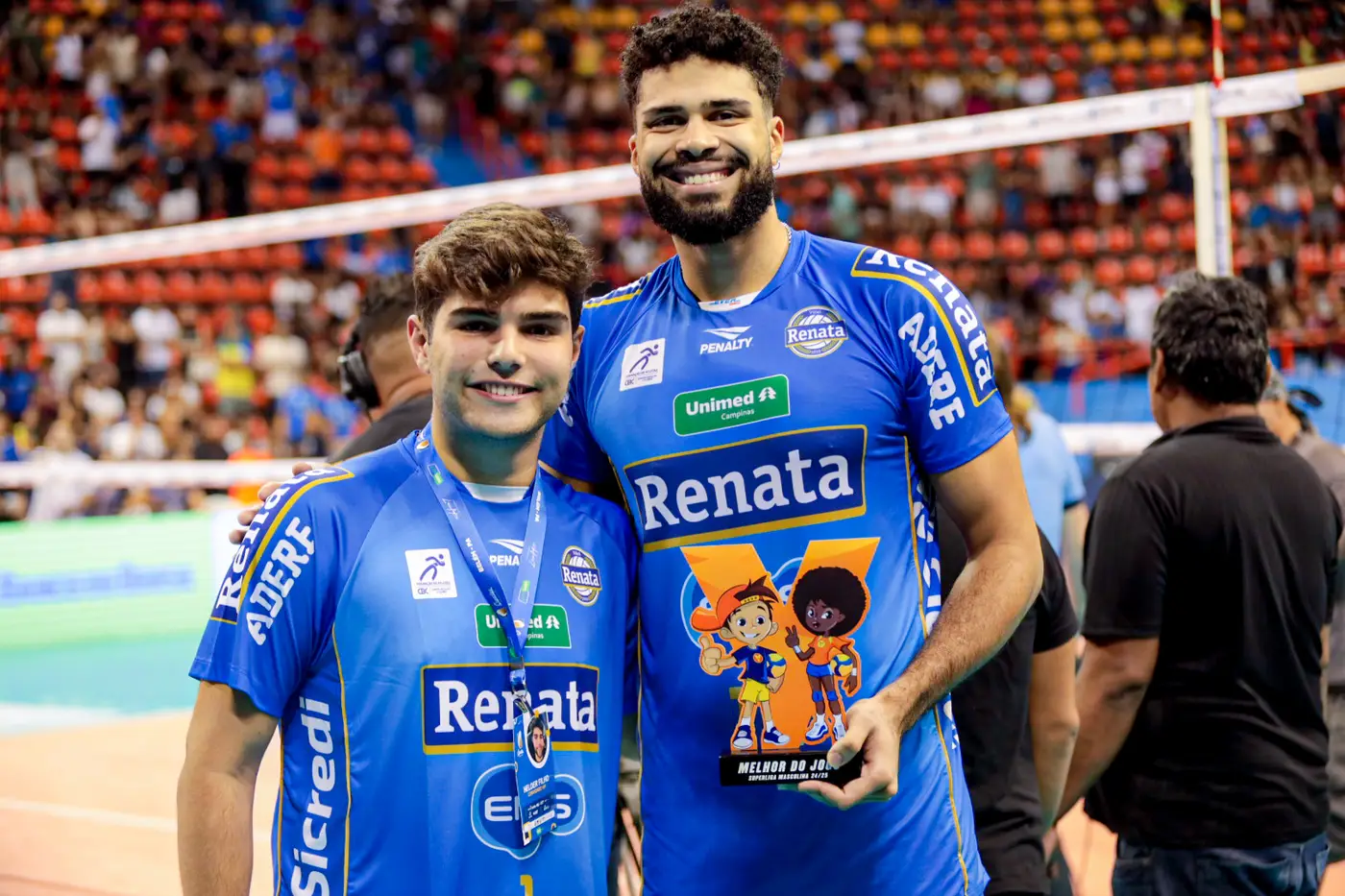  Helder Filho, foi o embaixador da partida e entregou o troféu de melhor atleta do jogo para Léo Andrade.