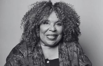 Morre Roberta Flack, lenda da música soul e voz de 'Killing Me Softly', aos 88 anos