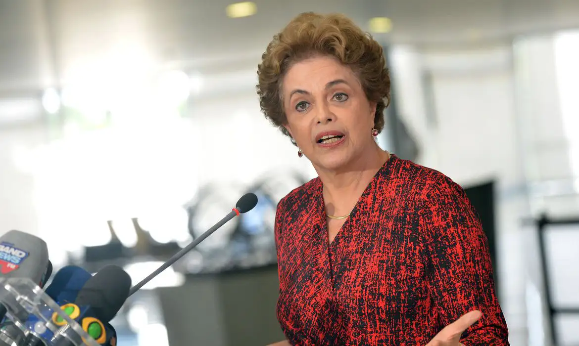 Dilma está internada em hospital da China após mal-estar, diz jornal