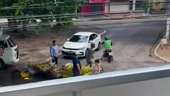 Imagem - Dupla armada assalta feirante na Avenida Rômulo Maiorana, em Belém