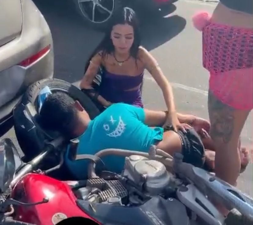 Imagem - Vídeo: alcoolizado, motociclista bate em carro e dorme no local do acidente, em Belém