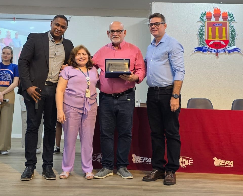 Professor Mário Cardoso com a plaqueta concedida pela diretoria do CCSE