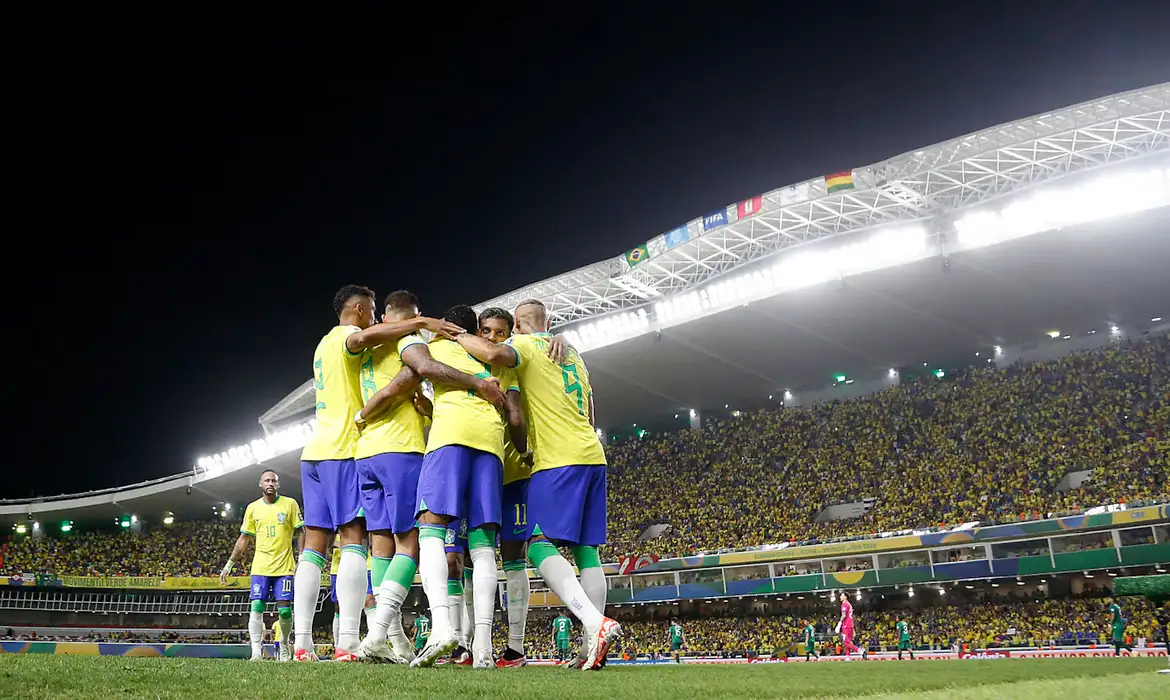 Seleção comemora goleada contra a Bolívia no Mangueirão, em Belém.