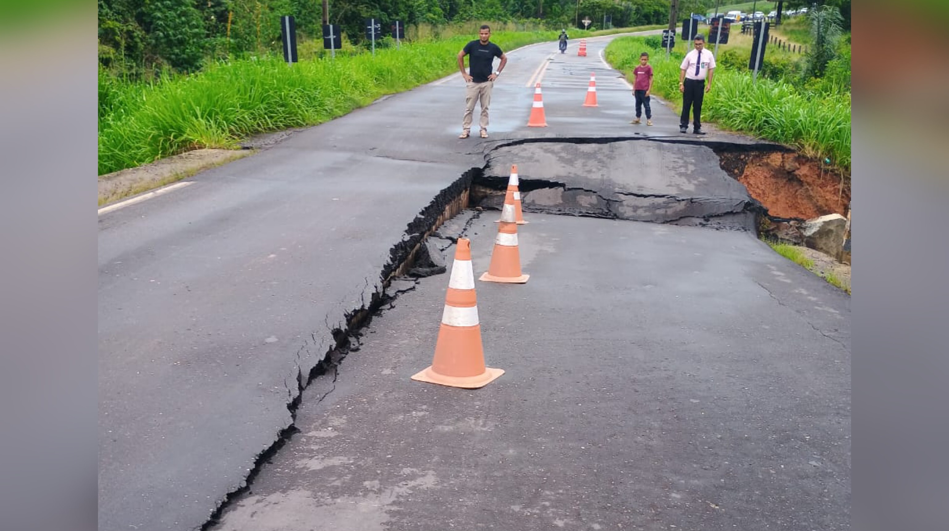 Imagem - Vídeo: cratera se abre após ponte ceder na estrada entre Concórdia e Acará, no Pará