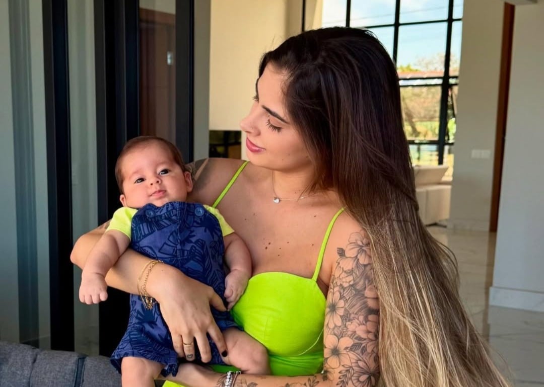 Mãe e filho, em publicação na rede social. 