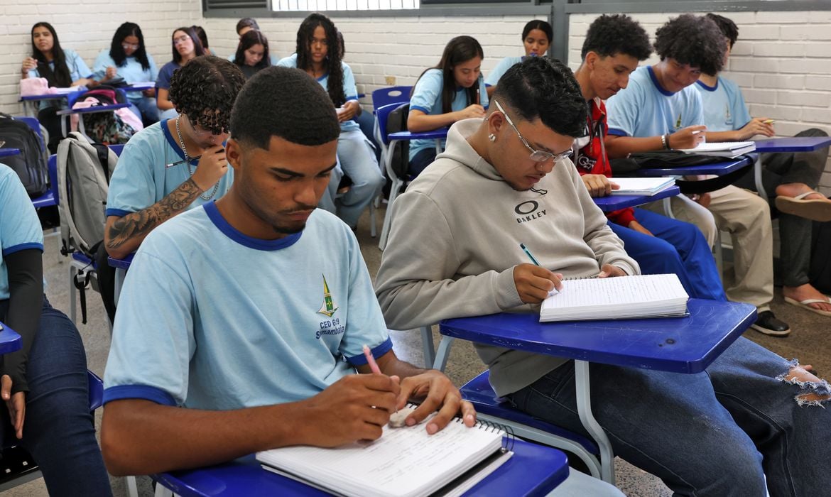 Imagem - Pé-de-Meia paga R$ 1 mil a alunos dos anos iniciais do ensino médio