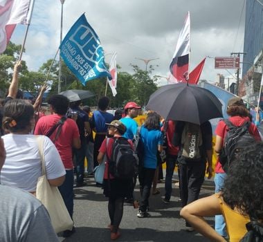 Imagem - Grupo fecha Almirante Barroso em protesto contra possível aumento da tarifa de ônibus, em Belém