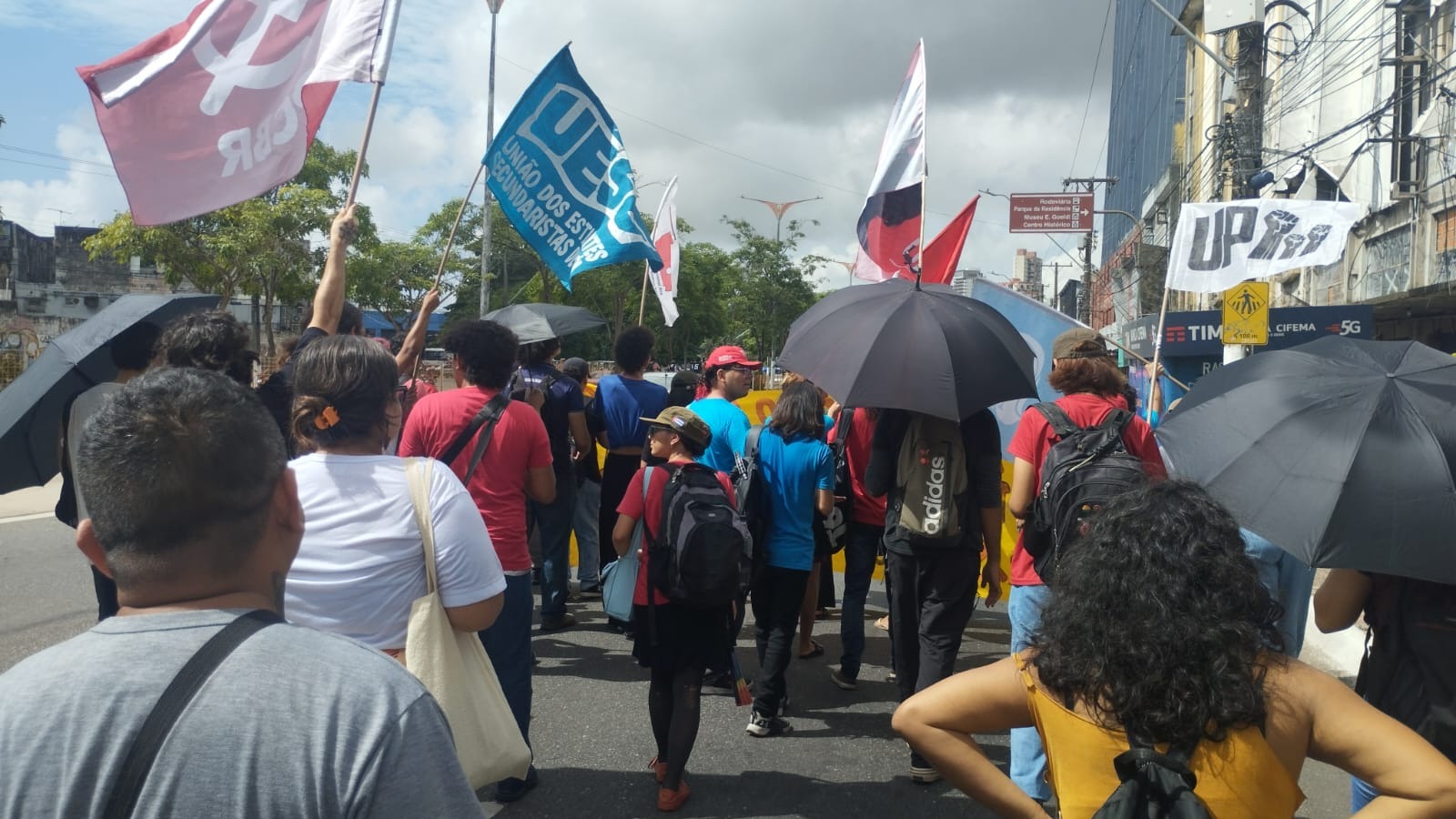 Imagem - Grupo fecha Almirante Barroso em protesto contra possível aumento da tarifa de ônibus, em Belém