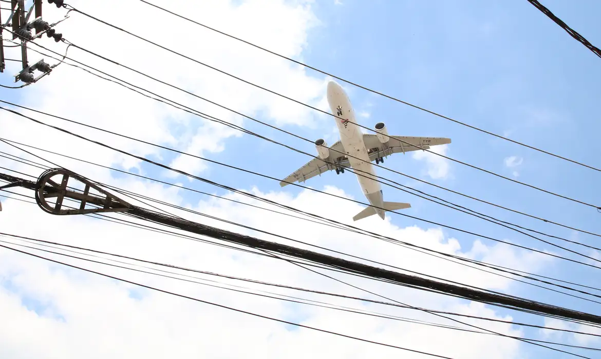 Avião realizando uma decolagem.