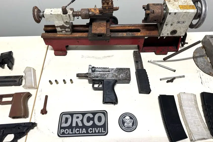 (Na casa de um dos presos, ainda foram localizados e apreendidos apetrechos para a fabricação artesanal de armas de fogo. Ele é suspeito de fornecer armamento para uma facção criminosa.)