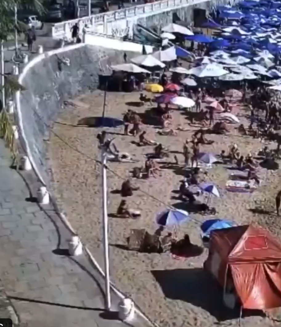 Imagem - Homem se apoia em proteção de Orla de Salvador e provoca queda da estrutura; assista