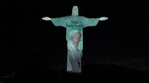 Imagem - Cristo Redentor projeta imagem do Papa como apoio ao santo padre; assista