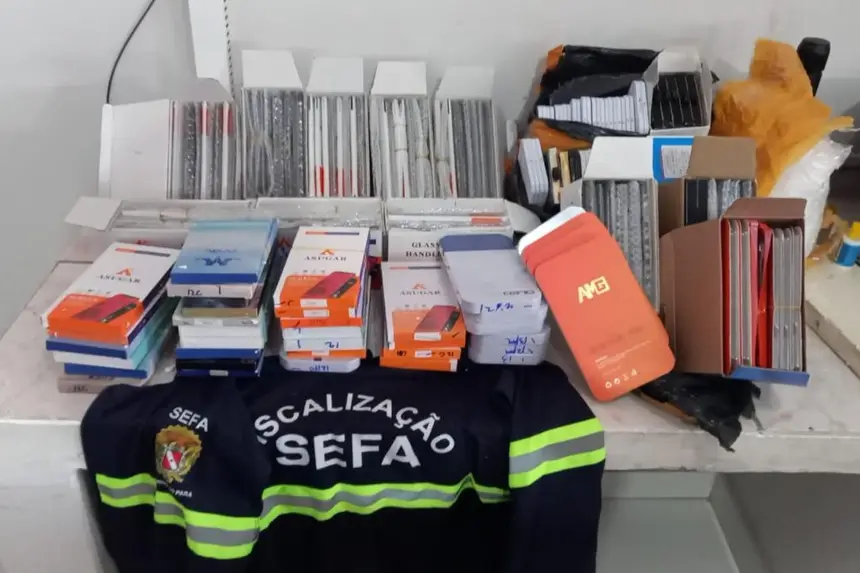 (Ao realizar a conferência física das mercadorias foram encontradas 200 unidades de displays.)