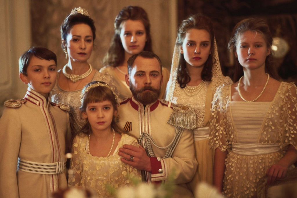&#8220;Arca Russa&#8221; explora os acontecimentos que moldaram a história da Rússia do século XVIII ao XXI  (Imagem: Reprodução digital | Versátil Home Vídeo)