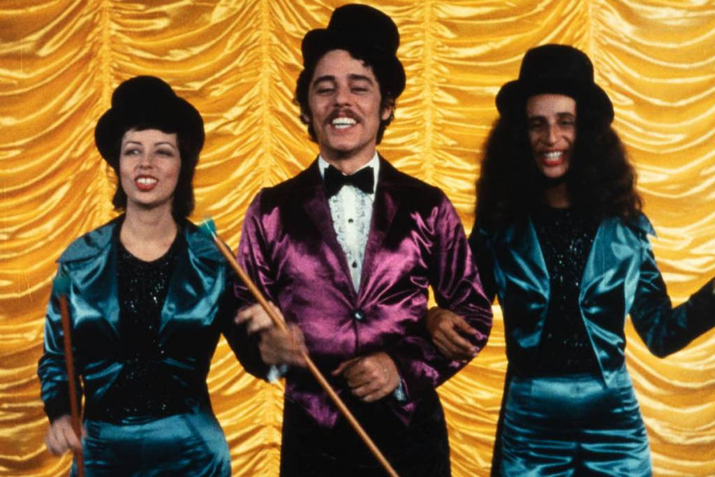 Em &#8220;Quando o Carnaval chegar&#8221;, um grupo de cantores se reúne e se organiza para se apresentar no evento &#8220;A Festa do Rei&#8221; (Imagem: Reprodução digital | Difilm)
