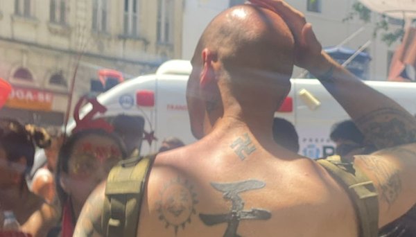 Homem com tatuagem de suástica.