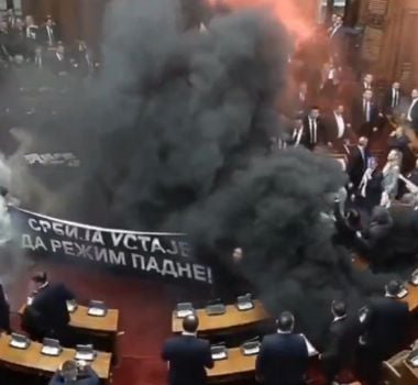 Imagem - Confusão no Parlamento da Sérvia tem bombas de fumaça e deputada passa mal