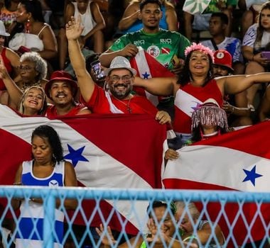 Imagem - Torcida se anima para desfile da Grande Rio na Sapucaí; assista