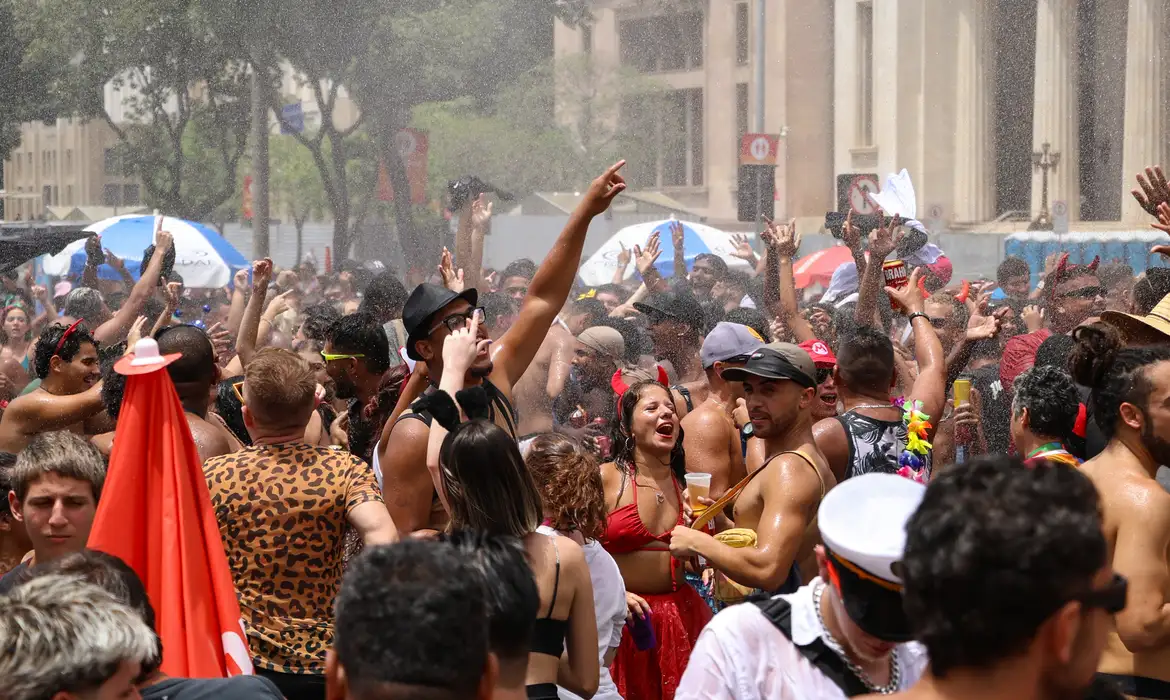 (A tecnologia de ponta é usada no planejamento especial elaborado pela Secretaria de Estado de Polícia Militar para a segurança do carnaval.)