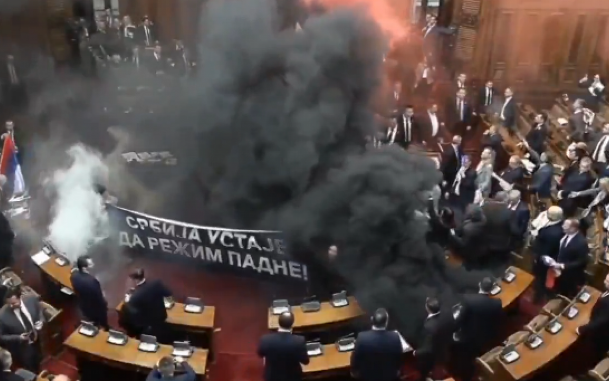 Imagem - Confusão no Parlamento da Sérvia tem bombas de fumaça e deputada passa mal