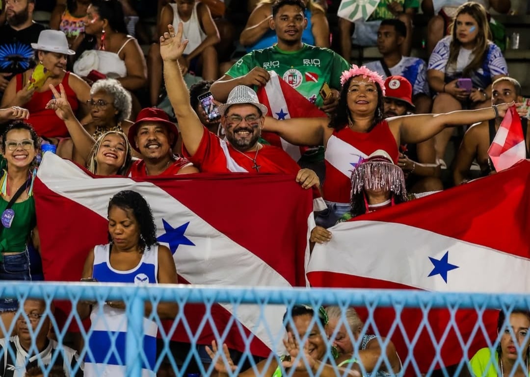 Galera animada na arquibancada da Sapucaí.