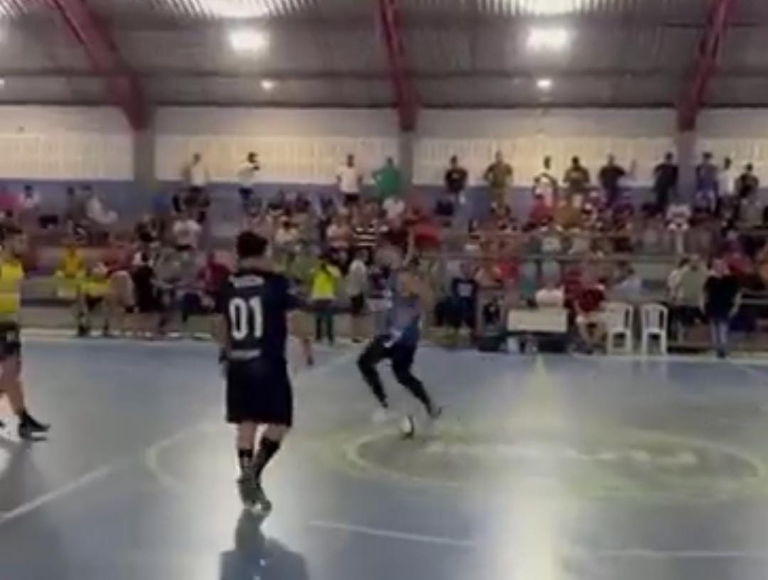 Imagem - Jogador de futsal chama atenção ao fazer drible inusitado e marcar golaço; assista