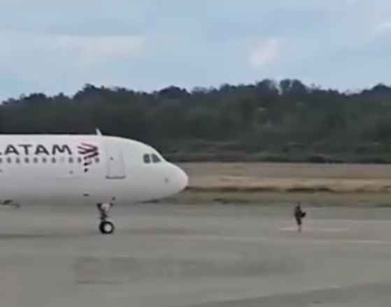 Imagem - Vídeo: Homem perde voo e tenta impedir decolagem de avião no Chile