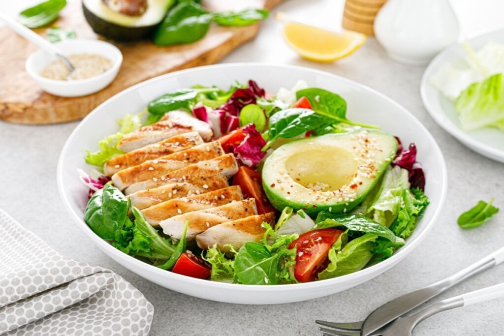 Salada detox com frango (Imagem: Sea Wave | Shutterstock)