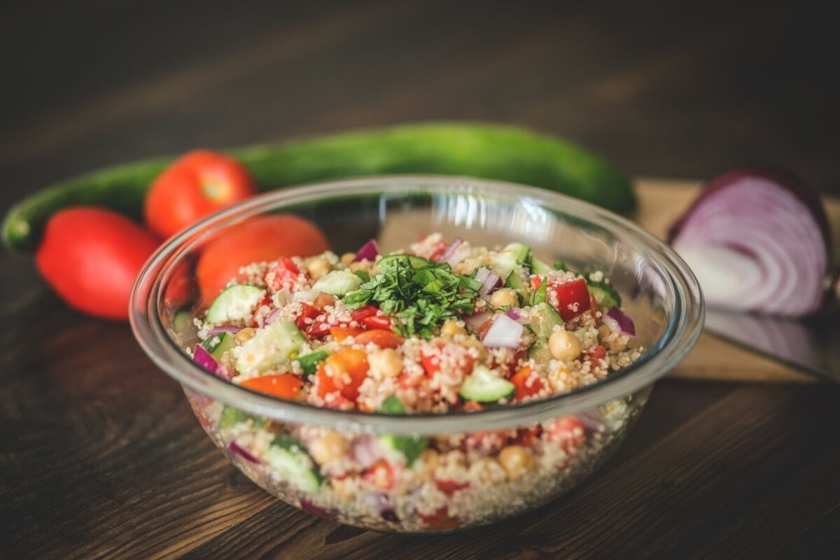 Salada detox de quinoa (Imagem: Megan Betteridge | Shutterstock)