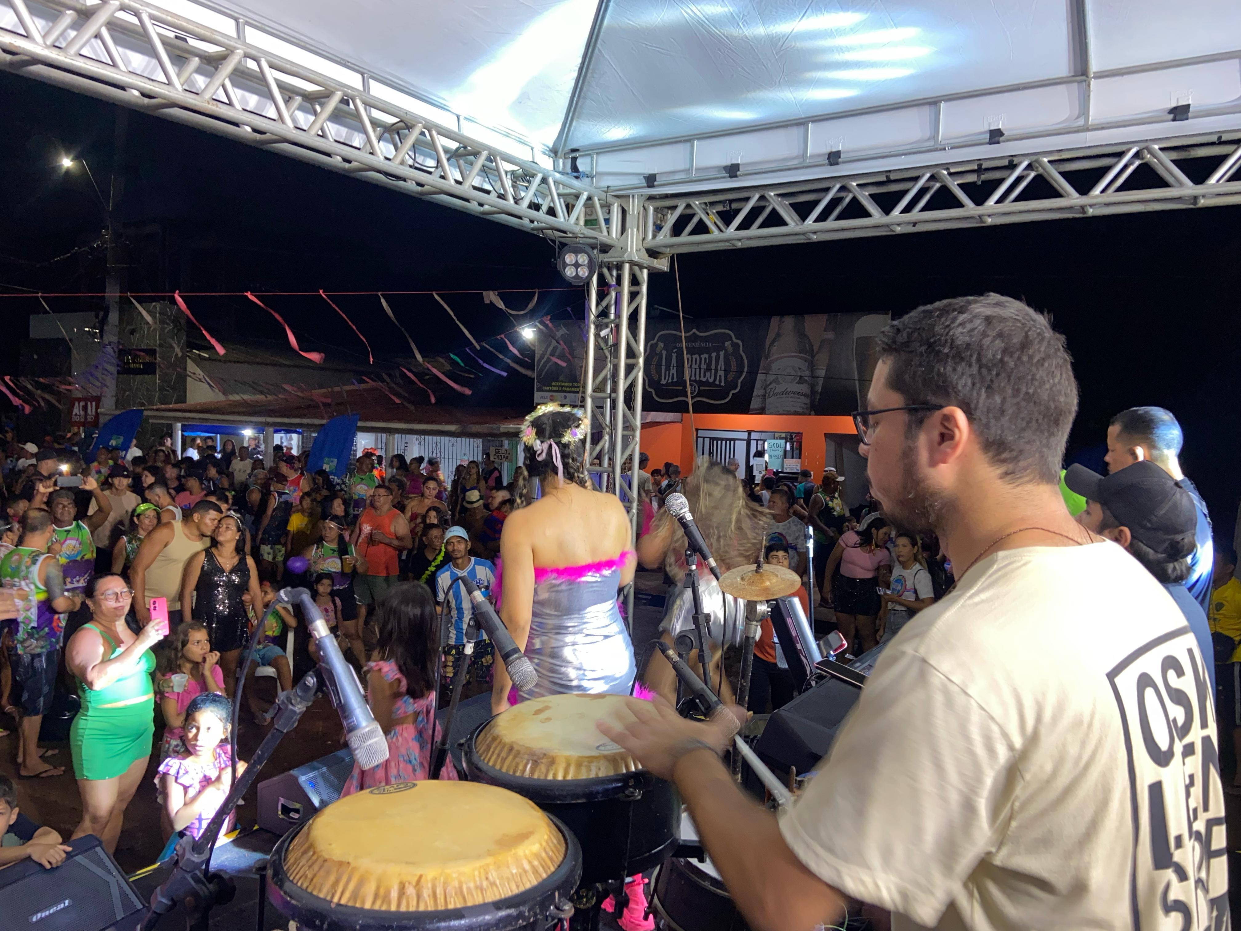 Fantasias temáticas, papel picado e muita música transformaram a paradisíaca Ilha de Cotijuba, em Belém.