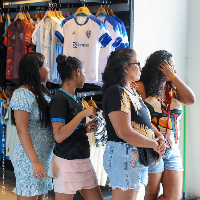 Imagem - Torcedoras fazem filas para garantir entrada gratuita em partida decisiva do Paysandu; assista