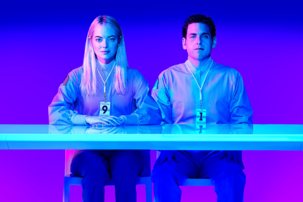 Em &#8220;Maniac&#8221;, um experimento farmacêutico leva dois estranhos a realidades surreais e inesperadas (Imagem: Reprodução digital | Netflix)