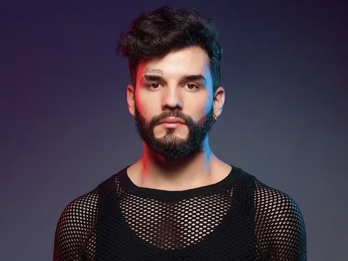 O artista brasiliense Fiákra, cantor, compositor, coreógrafo, produtor musical, e criador e fundador do grupo de dança e performance Pocs Crew