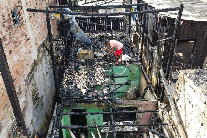 (Seis famílias foram vítimas de um incêndio ocorrido nessa quarta-feira (5), no bairro do Jurunas, em Belém.)