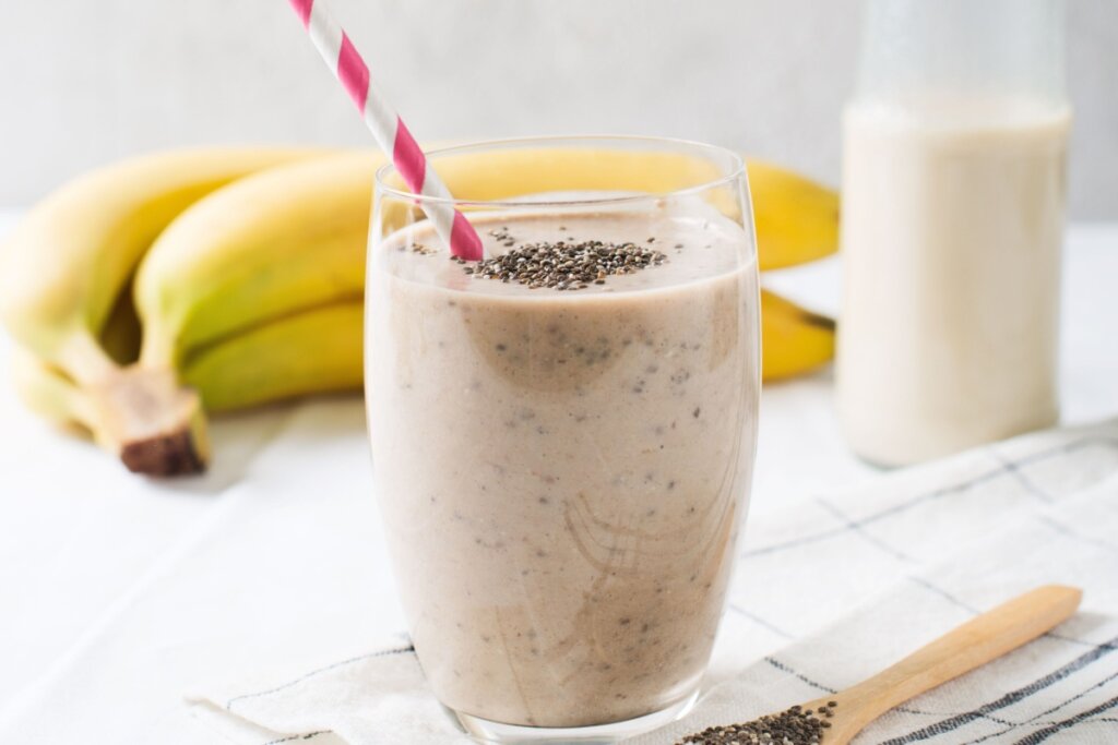 Smoothie de chia com banana (Imagem: denira | Shutterstock) 
