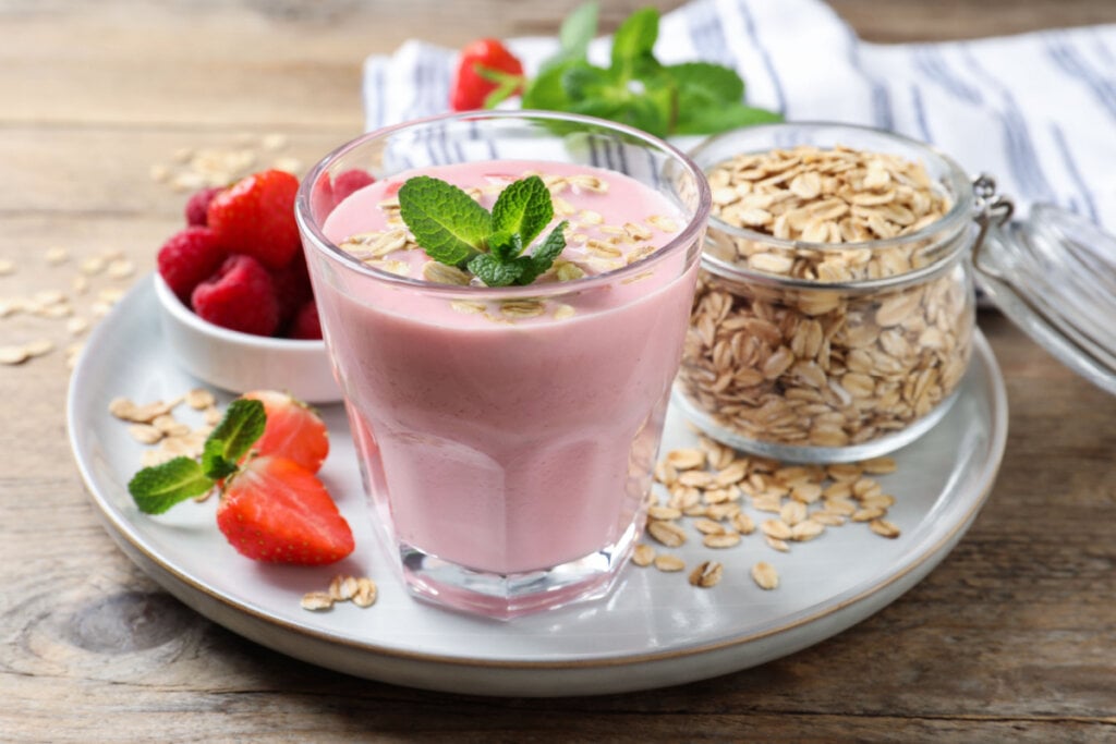Vitamina de morango com aveia (Imagem: New Africa | Shutterstock)