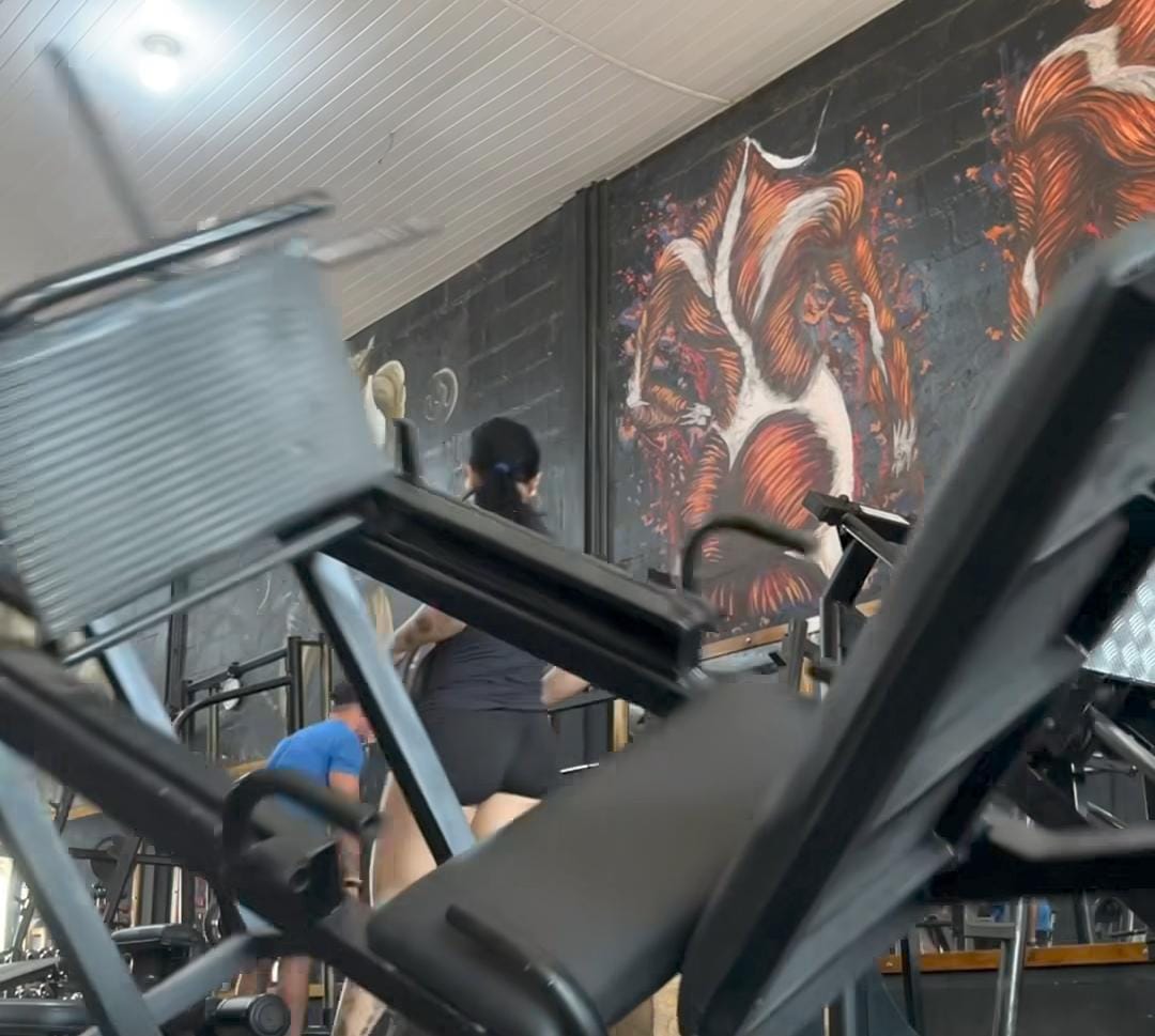 Imagem - Mulher retira pesos de apenas um lado, máquina despenca e quase causa tragédia em academia