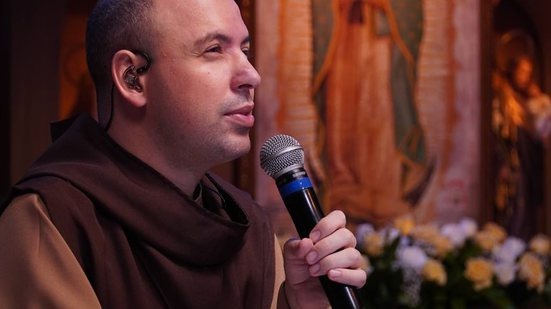 O padre tem um canal no YouTube com mais de 5 milhões de inscritos, quase o dobro do famoso padre Marcelo Rossi