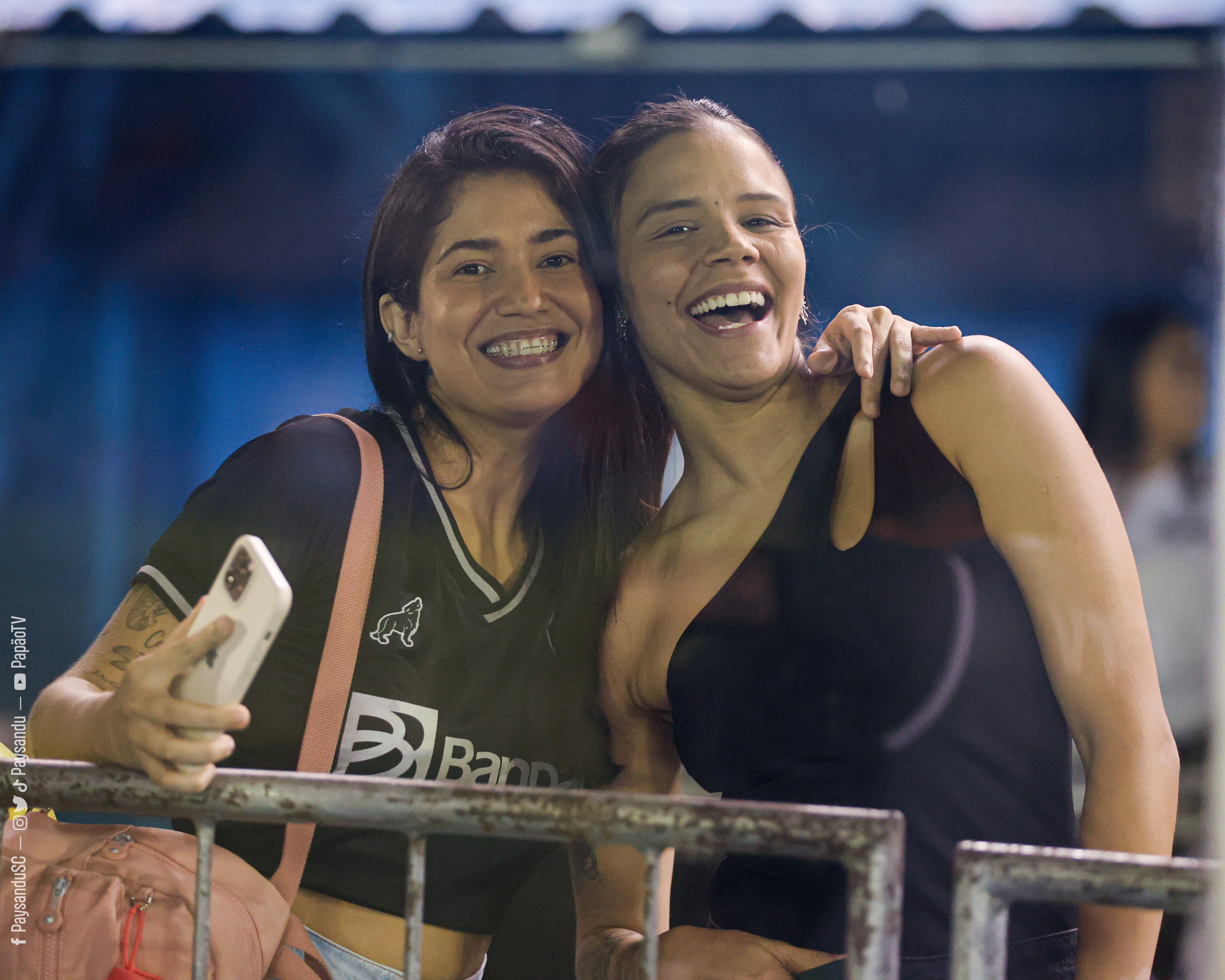 Torcedoras do Paysandu durante jogo no Estádio da Curuzu, em Belém