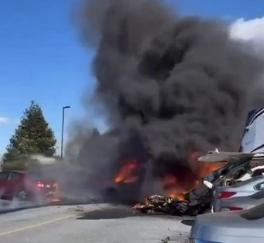 Imagem - Vídeo: avião de pequeno porte cai em estacionamento na Pensilvânia, nos EUA