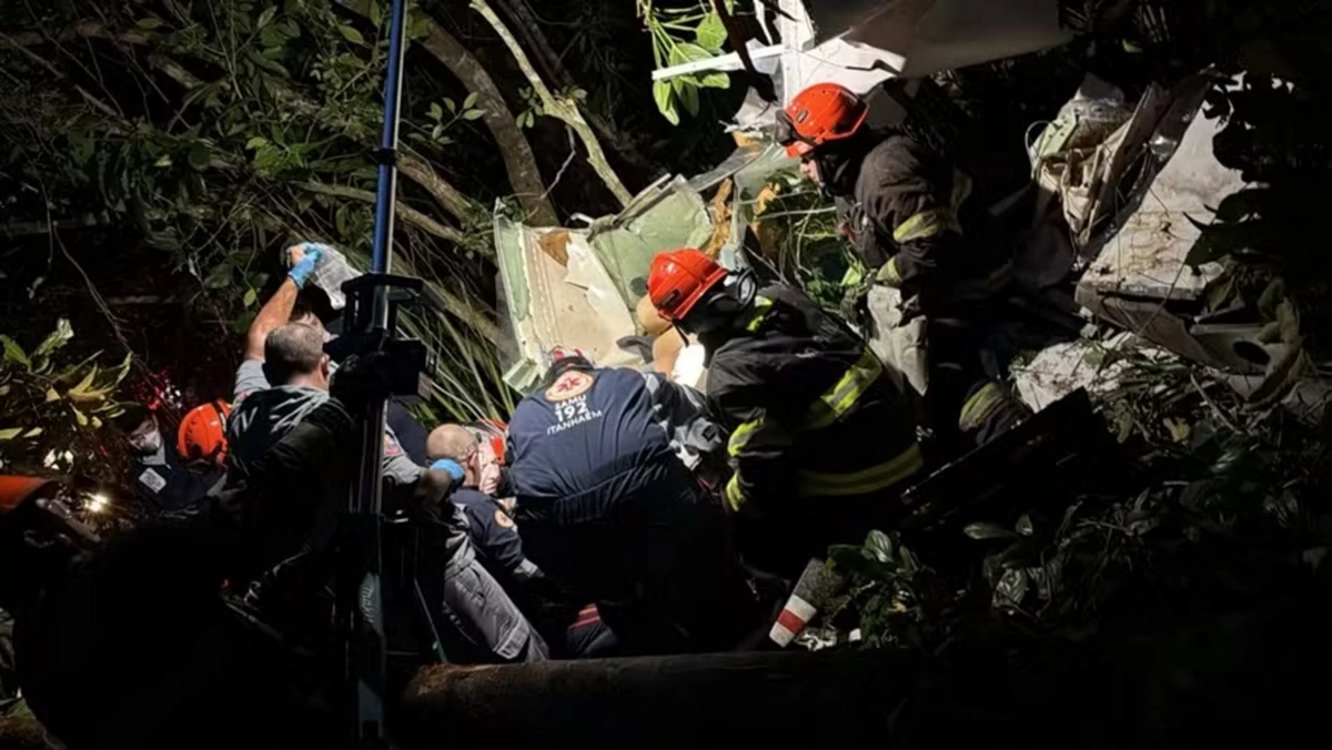 Avião de pequeno porte cai no litoral de São Paulo e deixa uma pessoa morta